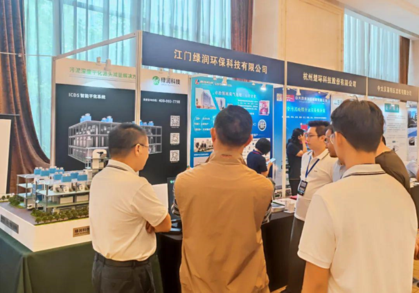 綠潤(rùn)科技展位更是人氣爆棚，咨詢不斷